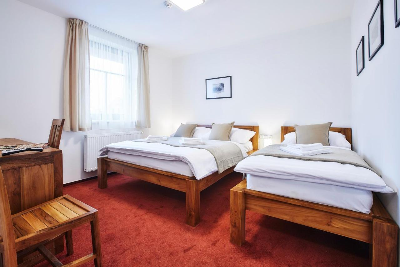 Penzion Al Capone Mnisek Mníšek pod Brdy Extérieur photo